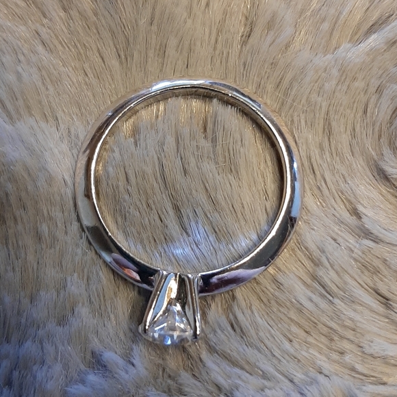 Sparkle with a solitaire - Picture 4 of 4